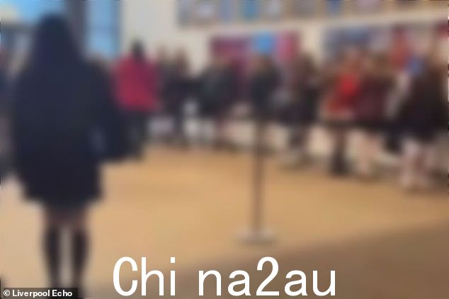 默西塞德郡圣海伦斯雷福德高中的家长声称,裙子被认为太短的女孩要排队,并要求老师调整裙子
