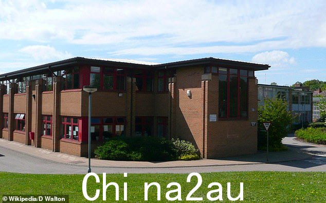 西约克郡韦克菲尔德的三一学院大教堂学校被 Ofsted 评为“杰出”,但因其严苛的规定而面临抗议