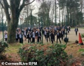 据报道,圣奥斯特尔彭里斯学院的学生在对这些变化提出异议时'扔桌子'和'打破围栏'