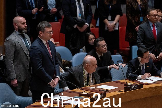 图:乌克兰外交部长 Dmytro Kuleba 和其他代表在联合国安理会会议上默哀片刻,以纪念俄罗斯入侵乌克兰一周年。然而,这一姿态被俄罗斯代表打断