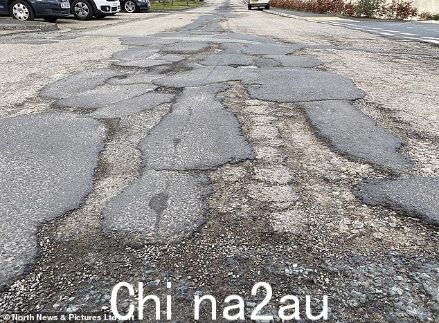 历届政府长期以来一直吹嘘他们给地方当局多少钱用于道路维护