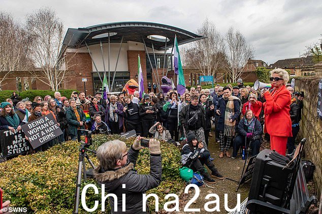 被举起的横幅包括说'做女人不是犯罪'的横幅,以及声称'这支部队代表跨性别游说团体行事'的横幅。