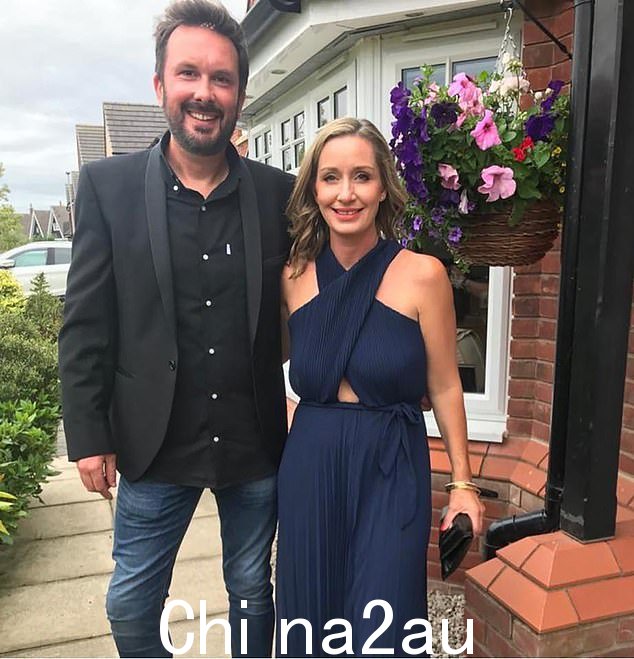 Nicola Bulley 与她的搭档 Paul Ansell 合照。阿诺德的视频发布在 YouTube 和 TikTok 上的一个名为 Nicola Bulley Case 的帐户上——后来更名为 Curtis Media——有时使用 Ansell 先生的个人资料照片