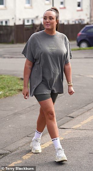 Leggy:这位新妈妈穿着灰色骑行短裤展示了她健美的双腿