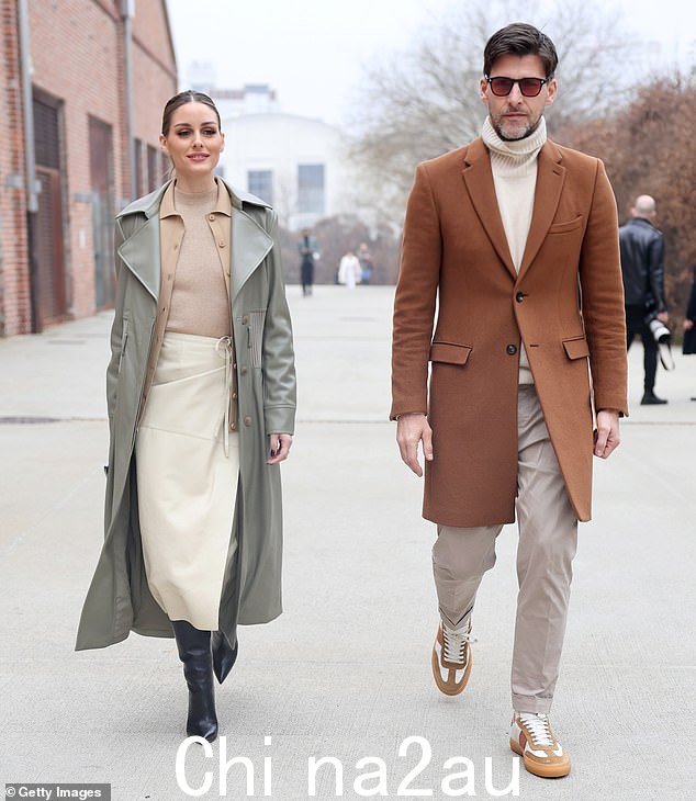 情侣出游:Olivia Palermo 和丈夫 Johannes Huebl 抵达