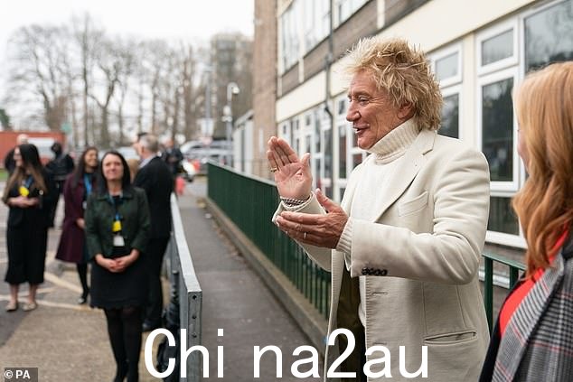 忙碌的人:斯图尔特在访问位于埃塞克斯郡哈洛的亚历山德拉公主医院期间,他在 1 月份在天空新闻直播节目中拨通了一个电话片段后,正在与病人和医务人员会面,并提出为人们支付住院费用扫描,在 NHS 等候名单上人数不断增加的情况下。周五见