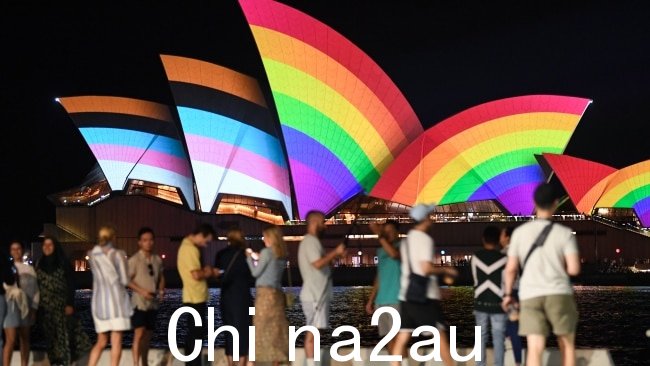 作为悉尼世界骄傲节的一部分,歌剧院的风帆上点亮了 Progress Pride 旗帜。图片:Getty Images