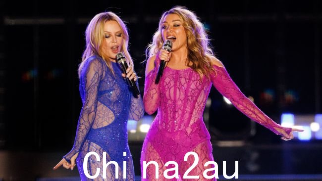 Dannii 和 Kylie Minogue 表演在 t周五晚上在 Domain 举行的悉尼 WorldPride 开幕式音乐会 Live and Proud。图片:David Swift