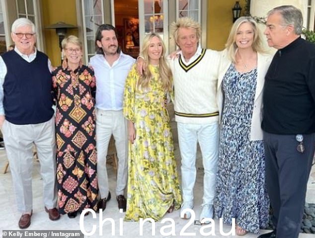 好消息:八十年代时尚模特 Kelly Emberg annou本周宣布她与罗德·斯图尔特 (Rod Stewart) 的女儿怀孕了。 35 岁的金发美女鲁比·斯图尔特 (Ruby Stewart) 怀孕了,凯利在 Instagram 上分享道。封面女郎与 Ruby 和她的父亲 Rod 一起庆祝婴儿送礼会