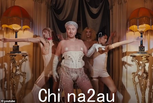 争议:Sam Smith 在他们的新音乐视频中穿着紧身胸衣、背带和乳头流苏,我不是来交朋友的