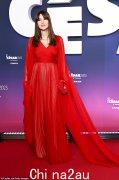 莫妮卡贝鲁奇 (Monica Bellucci) 在凯撒电影奖 (Cesar Film Awards) 颁奖典礼上身着迷人的红色及地长礼服，散发出随性的时尚气质
