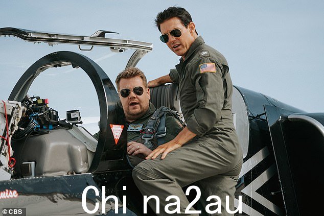 Wingman:他们到达后,三个孩子的父亲被告知他们的下一个活动将比他们上一次冒险更加可怕,这需要跳出飞机