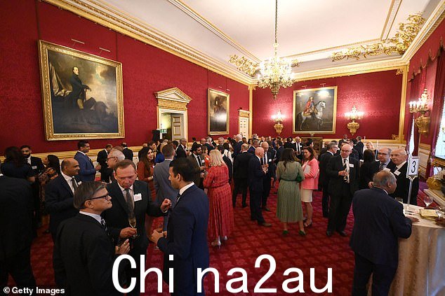 2022 年 5 月 4 日在伦敦圣詹姆斯宫举行的全国药房协会招待会上看到客人