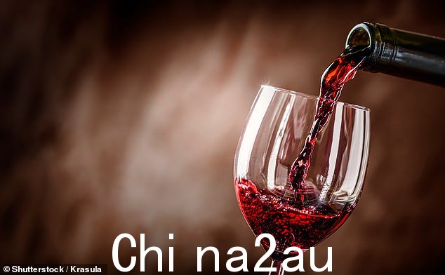 然后他从酒吧点了菜,以为他要买一瓶只花 170 美元的酒(库存图片)