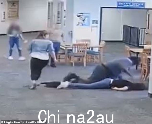 这名学生被捕并被带到警长佩里霍尔囚犯拘留所,然后被 t已移交给少年司法部。他被控犯有身体伤害重罪重罪,在佛罗里达州最高可判处五年徒刑