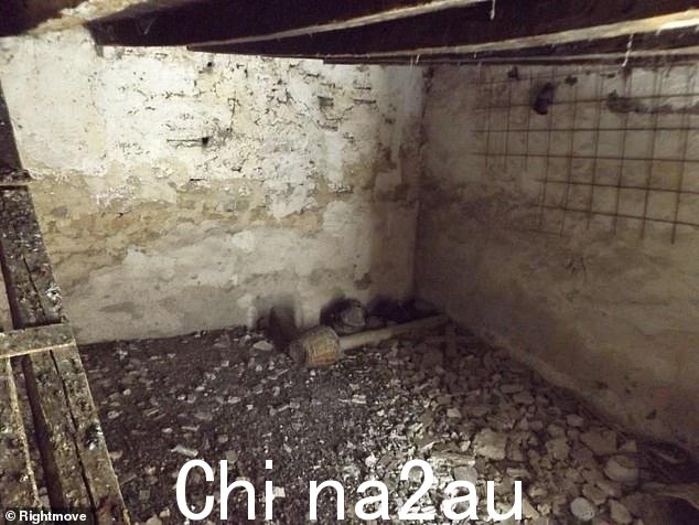 内部不过是瓦砾,该物业的标价为 £19,000,相当于 £17,000