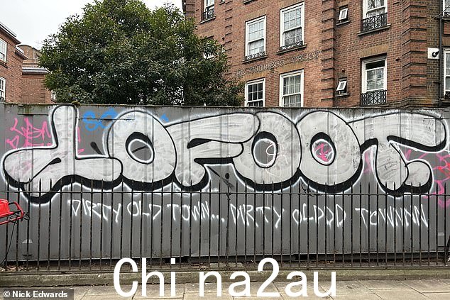 在伦敦你会看到 10 Foot 的标签像这样潦草地分布在墙壁、桥梁和建筑物上