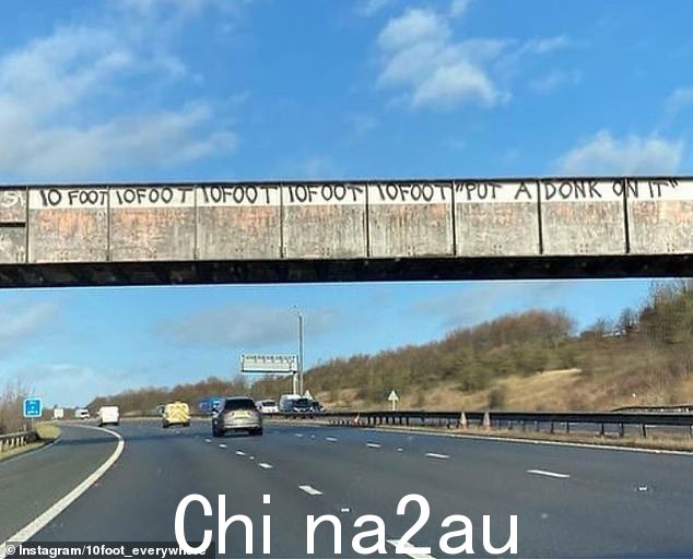 10 Foot 的标签被发现在约克郡的一座高速公路桥上,这是英国许多地方之一