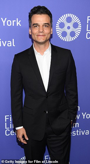 重铸:Manny Cespedes 的角色现在将由演员 Wagner Moura 扮演,他以在 Netflix 的毒枭和灰人中的角色而闻名; Moura seen in 2019