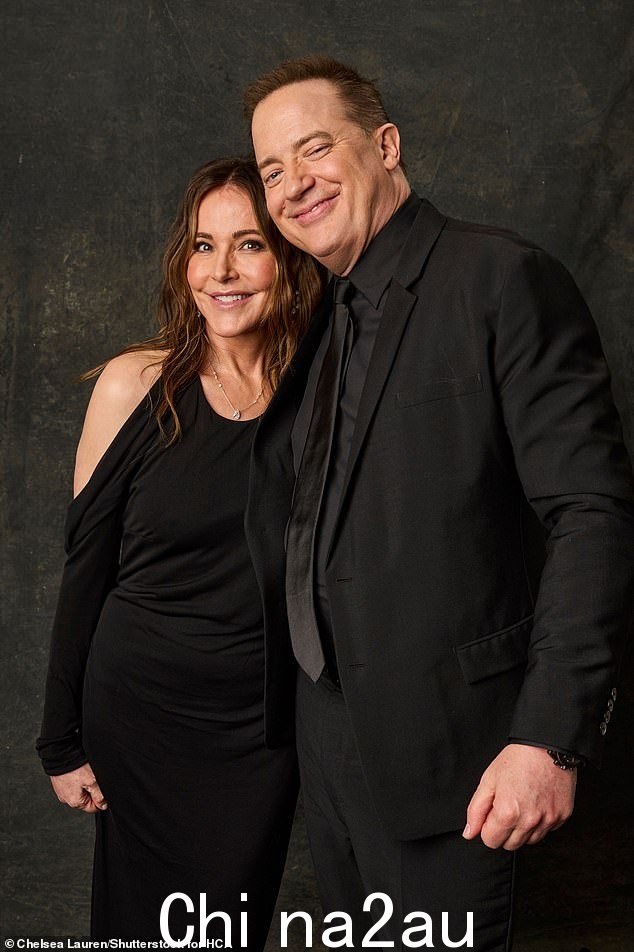 Reunion:Fraser 也加入了与前同事 Christa Miller 的几张照片