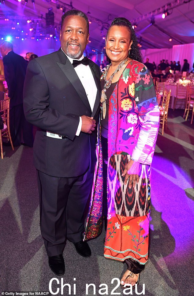 Wendell Pierce 和 Debi Young 也分别穿着时尚的黑色西装和波西米亚风格的套装出席了活动