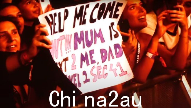 Harry Styles 周五晚上在墨尔本的演唱会上注意到一位名叫 Fauve 的歌迷的标语。图片：YouTube/aussiefaraday