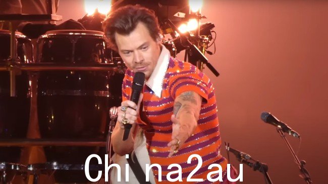 Harry Styles 问粉丝她是否愿意他读出她出来的消息。图片:YouTube/aussiefaraday