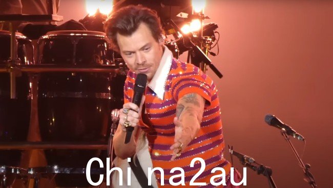 Harry Styles 问粉丝她是否愿意他读出她出来的消息。图片：YouTube/aussiefaraday