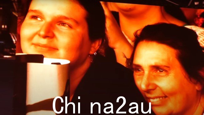 Fauve 和她的母亲 Lisa,Harry Styles 周五晚上在他墨尔本的演唱会上帮助他的粉丝现身。图片:YouTube/aussiefaraday