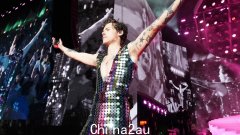 Harry Styles 在墨尔本的 Love on Tour 音乐会期间帮助粉丝向父母出柜