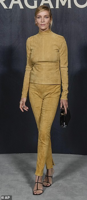 看起来不错:Uma Thurman 在星期六抵达米兰时装周的 Ferragamo 女装秀时剪下了时髦的身材
