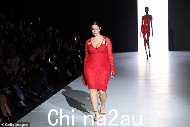 Ashley Graham 在米兰时装周的 Dolce & Gabbana 时装秀走秀