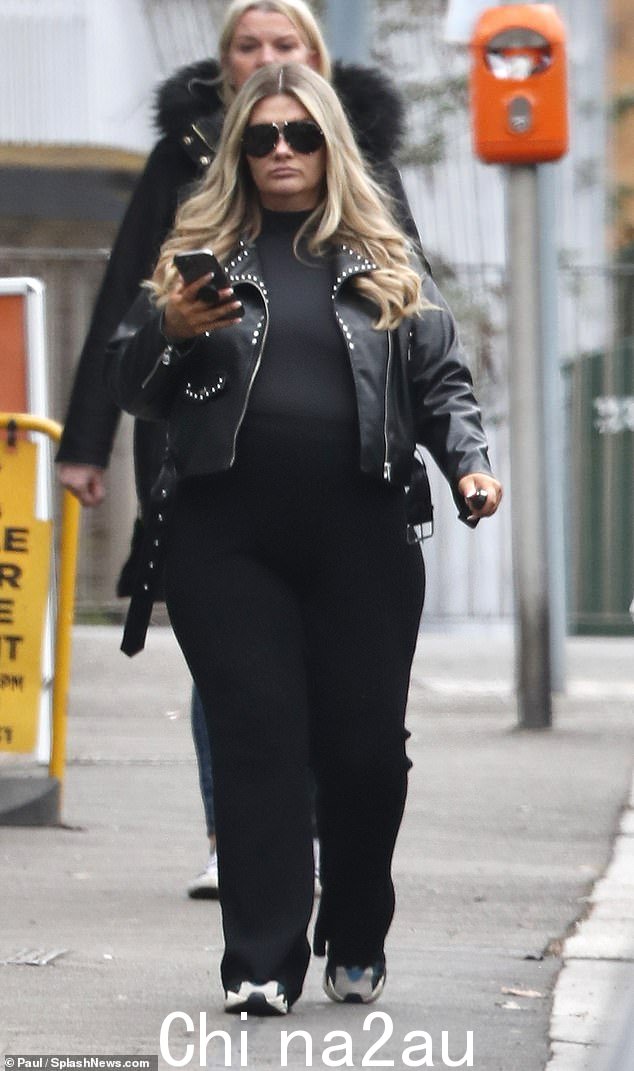 Pregnancy:怀孕的 Shaughna Phillips 周五在伦敦东南部外出赶火车时一副随意的样子,就在她的 Range Rover 被盗几天后