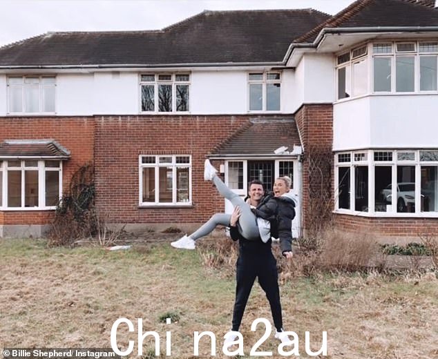 之前!这对夫妇是 8 岁的 Nelly、5 岁的 Arthur 和 2 个月大的 Margot 的父母,他们一直忙于翻新他们在 2021 年 1 月购买的 1920 年代四床房产