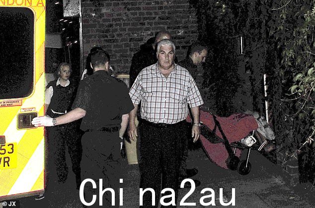 据报道,这位歌手在 2008 年在公寓里进行了 36 小时的马拉松式吸毒后被送往康复诊所