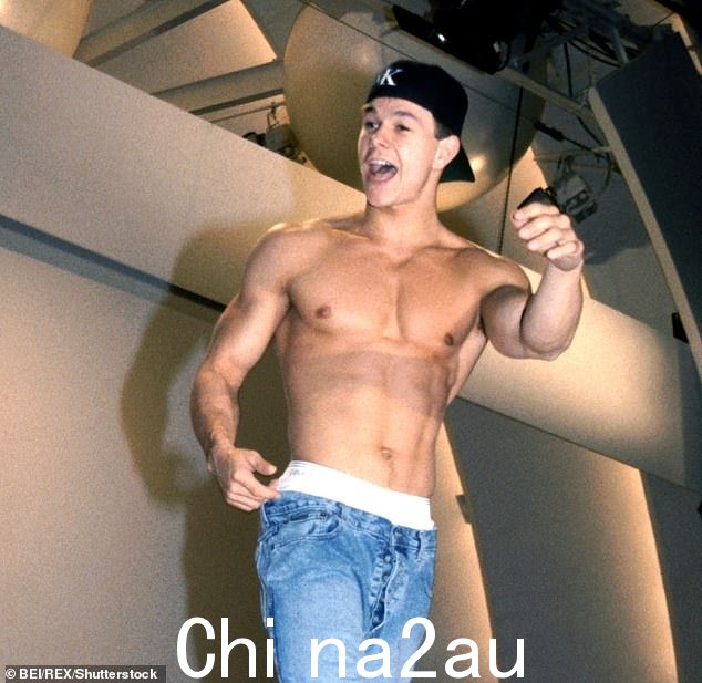 Marky Mark:麦当娜和 Mark Walhlberg 的不和始于 1993 年,当时一场争吵爆发了e stars 参加了导演 Alek Keshishian 的好莱坞生日派对(Mark 摄于 1993 年)