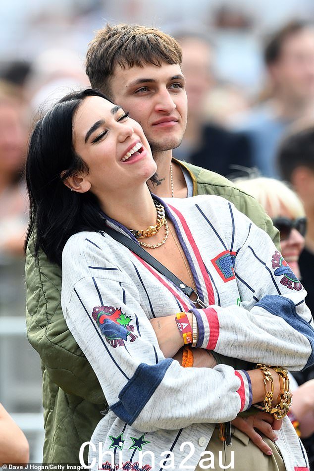 过去的爱情:Dua 最后一次与 23 岁的模特 Anwar Hadid 结合是在 2021 年,然后他们在年底分道扬镳