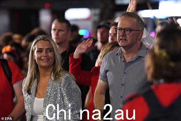 虽然 Albanese 先生忽略了一点浮华和魅力的机会,但他的搭档 Jodie Haydon 很乐意放纵自己,戴着时髦的银饰亮片西装外套