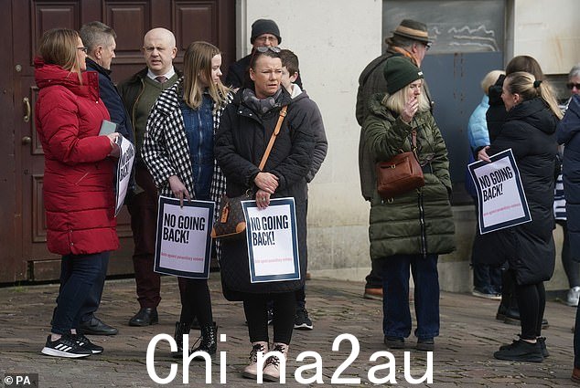 星期六,奥马的主要街道被抗议者搞得停滞不前,他们高呼口号并举着海报,上面写着:'不要回去'