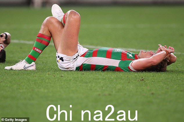 这位 29 岁的年轻人在过去两年中经历了五次独立的手术