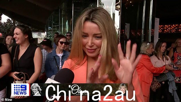 Dannii Minogue(如图)分享了 Olivia Newton-John 对她如此重要的感人原因。周日,这位澳大利亚流行歌星在墨尔本哈默大厅外接受第九频道采访时努力不哭,当时正在为这位偶像举行纪念活动