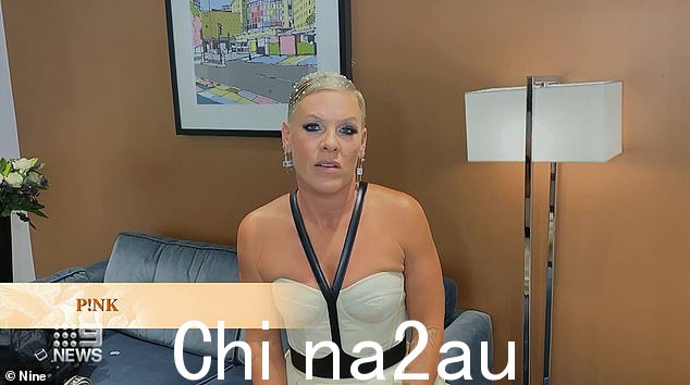 Pink(如图)称 Olivia 为‘绝对的天使’,并记得在少数场合见过她。‘她是最善良的人之一,现在只是充满阳光的人走着在这个地球上,' Pink said