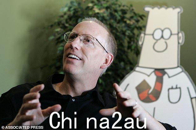 斯科特·亚当斯 2006 年在他的工作室拍摄的照片,据信他已经为他心爱的“呆伯特”漫画积累了 7000 万美元的财富,这些漫画自 1989 年以来一直在流通