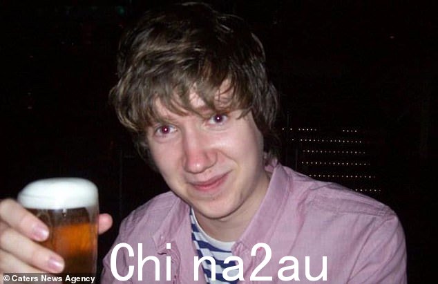 Oli 说他被对自己男性身体的不满和渴望得到认可