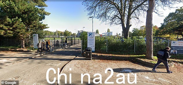 Dellafazia 在事件发生后被解雇了在特丁顿学校厨房的工作(如图)