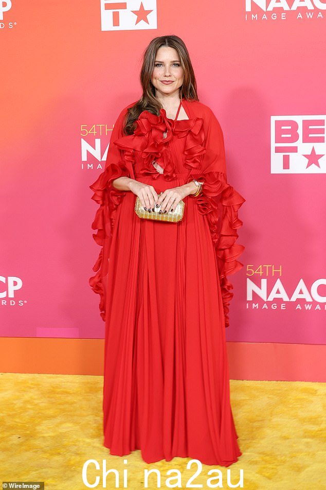 引人注目:40 岁的索菲亚·布什 (Sophia Bush) 周六在洛杉矶出席第 54 届全国有色人种协进会形象奖时身着红色荷叶边连衣裙引人注目