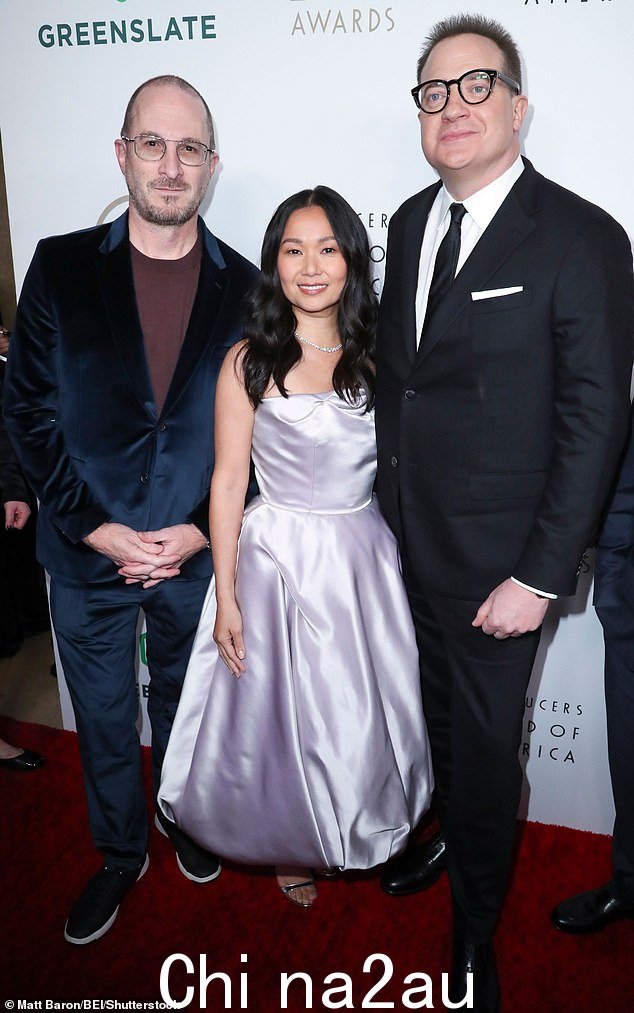 团队:Fraser 与 The Whale 的制片人兼导演 Darren Aronofsky 以及心理剧中的演员 Hong Chau 合影留念