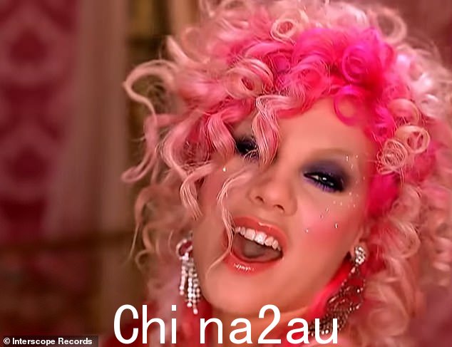 谣言:在最近的另一次采访中,Pink 还向那些指责她在阿奎莱拉身上投掷阴影的粉丝发表讲话,她在谈到视频时说,'制作起来不是很有趣'并否认这些言论是关于她的