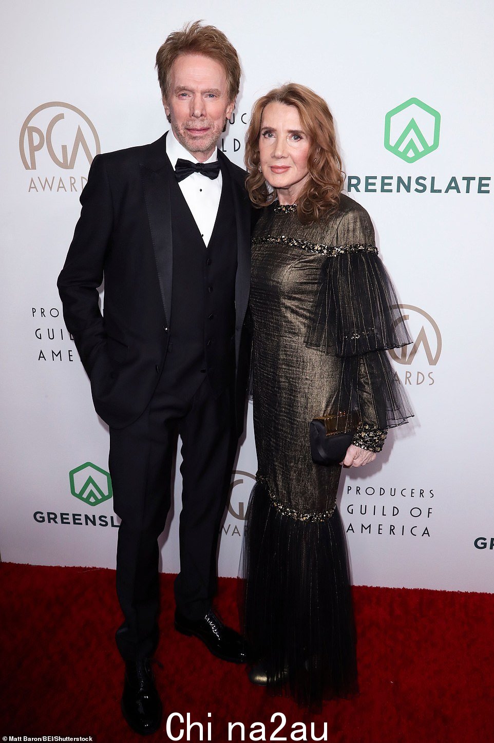 正式:电影制片人 Jerry Bruckheimer,79 岁,以其在《国家宝藏》和《加勒比海盗》中的作品而闻名 - 在红地毯上选择了黑色正式背心和西装套装