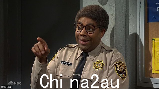 暗示:警卫暗示这对夫妇的儿子不是真正的哈里森